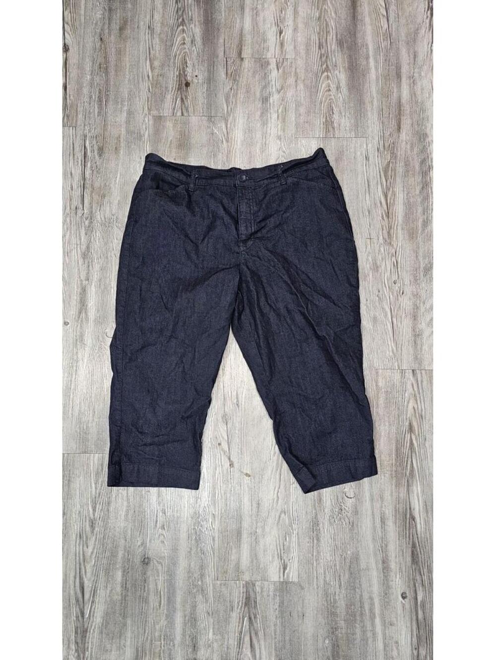 St. John's Bay Women’s Capri Pants Size 16 Casual Shorts
